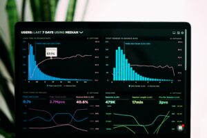 imagenes de gráficas de datos en un portátil