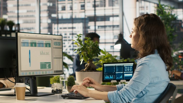 Mujer trabaja en PowerBI