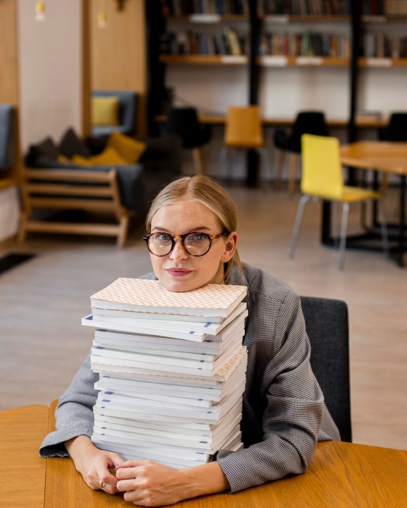 Chica con muchos documentos.