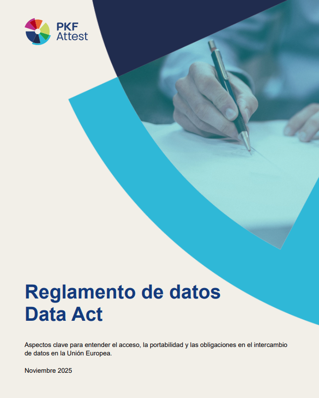 Portada del informe descargable de PKF Attest. Un ebook sobre el "Reglamento de datos Data Act", con imagen de una mano escribiendo sobre un folio.